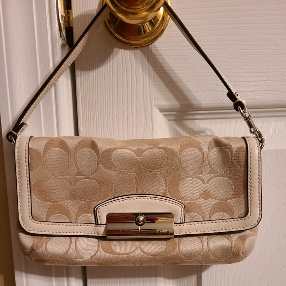 Coach Kristin wristlet/clutch with magnetic closure - Picture 1 of 7